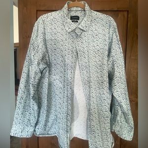 I am selling a Bugatchi men’s shirt.
